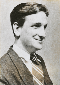 876531 Portret van Albert Welling (1922-1983), toneelschrijver en regisseur o.a. voor het St. Franciscus Volkstoneel ...